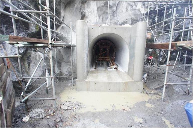 放水路工事13　トンネル出口の完成