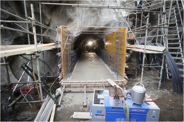 放水路工事10　トンネル敷部の打設その2