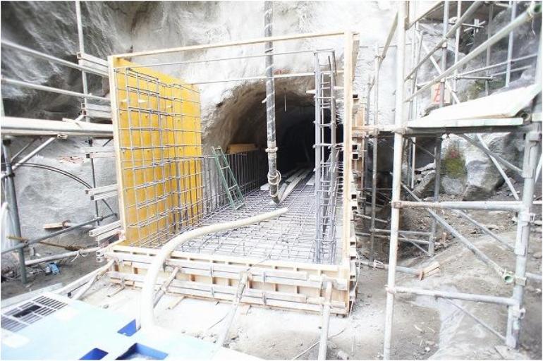 放水路工事9　トンネル敷部の打設その1