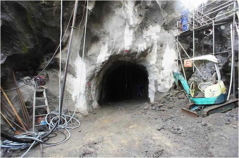 放水路工事3　トンネル出口部の施工その1