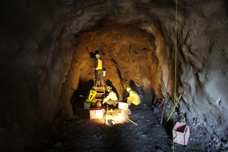 放水路工事6　トンネル出口部の施工その4発破装薬状況